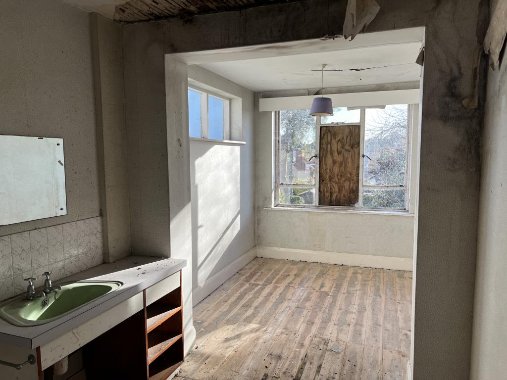 Lot: 71 - HOUSE FOR IMPROVEMENT - Third bedroom overlooking garden